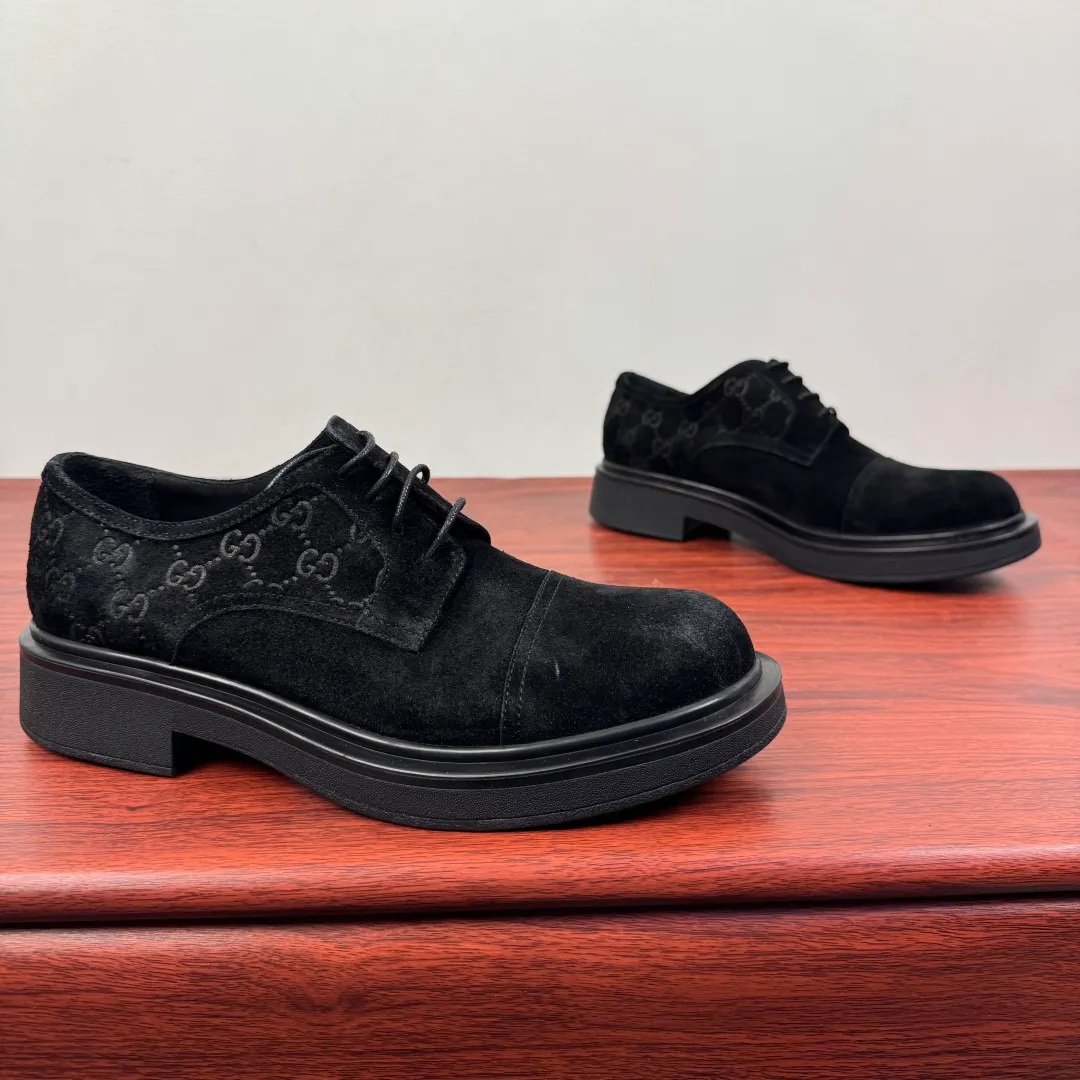 Batch 780 Gucci/Gucci new men's lace-up shoes with GG details, suede leather derby shoes! Rooted in the brand's heritage, these men's lace-up shoes are crafted from suede calfskin and embellished with GG-print embossed suede details in homage to Gucci's iconic monogram. The rubber sole decorated with GG pattern adds a touch of modern fashion to this design. Typical three-joint style design. European and American classic version, full calfskin lining. The overall upper texture is soft and the lining is comfortable and breathable. 2CM thickened soft rubber sole, easy to control. Versatile and stylish upper foot, multiple colors available to meet different matching needs, complete package! Size: 39-40-41-42-43-44 leather shoe size (38.45 can be customized) Item number: 7826Z suede black